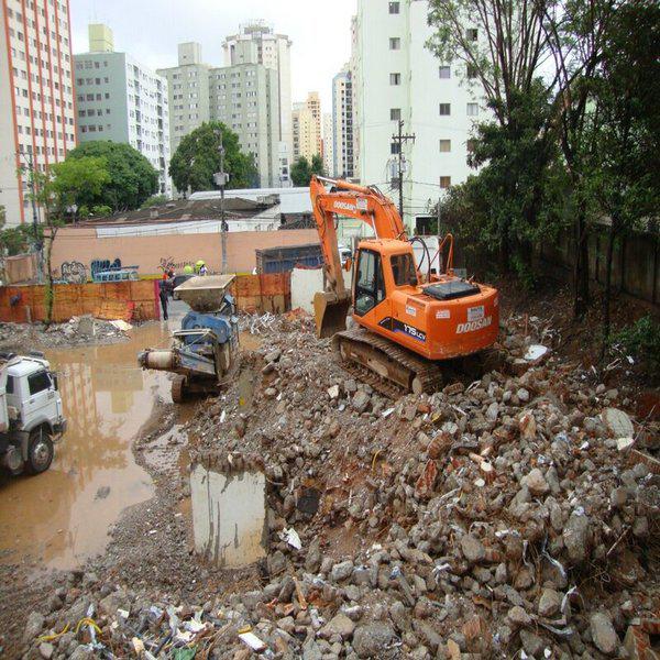 Demolição de prédios antigos