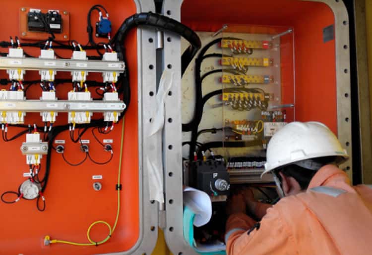 NR-10 - CURSO DE SEGURANÇA EM ATIVIDADES COM ELETRICIDADE (BÁSICO E SEP) NR-10 - CURSO DE SEGURANÇA EM ATIVIDADES COM ELETRICIDADE (BÁSICO E SEP)
