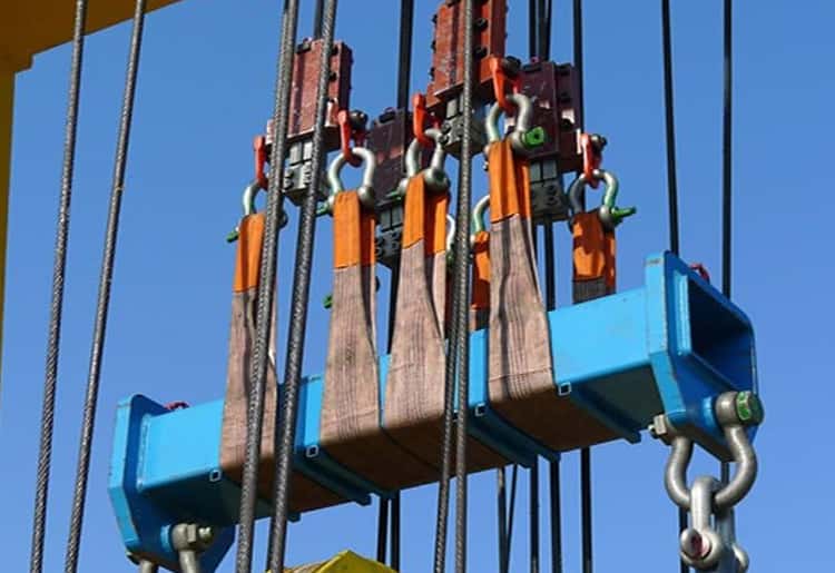 NR-11 - SEGURANÇA NA MOVIMENTAÇÃO DE CARGAS COM TALHAS ELÉTRICAS NR-11 - SEGURANÇA NA MOVIMENTAÇÃO DE CARGAS COM TALHAS ELÉTRICAS
